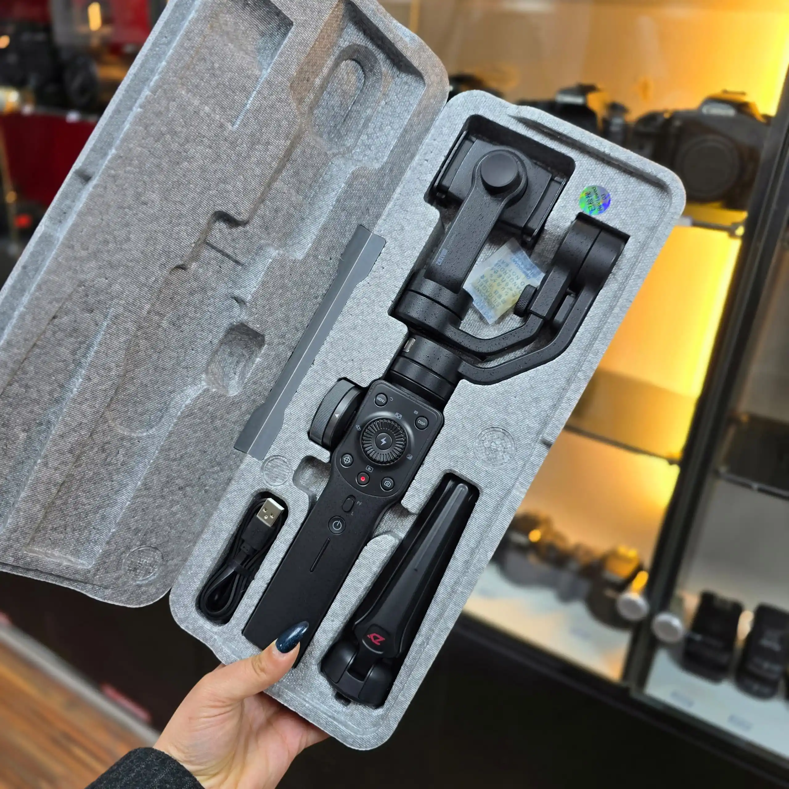 گیمبال موبایل ژیون تک Zhiyun-Tech Smooth 4 Smartphone Gimbal Black (used) دست دو